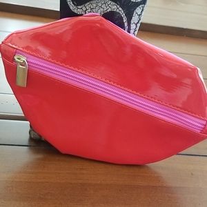 💋 MAKEUP POUCH